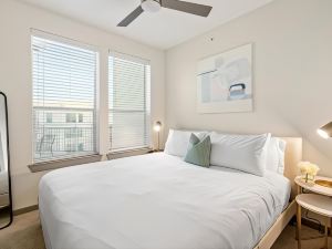 Arlington Artistic 2Bd 2BA Apartment