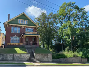 The Edmond an 1887 Arts & Crafts Gem