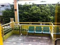 Pineapple Mansion Solo Mitra RedDoorz Near RS Jih Solo Hotels in Laweyan