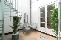 Stunning 2 Bed Basement Flat in the Heart of Cheltenham!