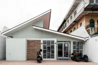 RedDoorz Plus Near RS Usu Medan 2 Hotels near Mawar Bakery And Swalayan