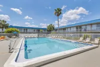 Days Inn by Wyndham Titusville Kennedy Space Center - Pool