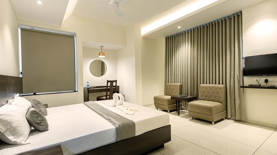 Hotel Paramount Suites & Service Apartments