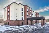 Cobblestone Hotel & Suites - Rhinelander