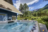 The Alyeska View: Base of Alyeska with a Hot Tub!