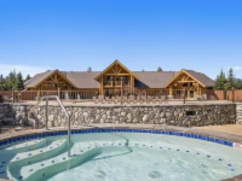 Family Fun Getaway w/Pool, Private Hot Tub, Games & BBQ! Hotels in Ronald