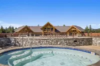 Family Fun Getaway w/Pool, Private Hot Tub, Games & BBQ!