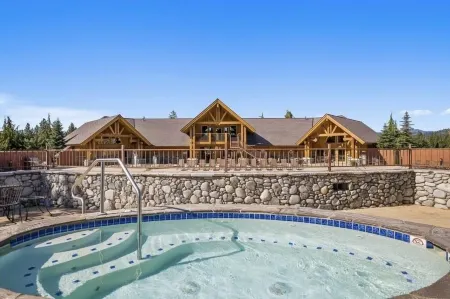 Family Fun Getaway w/Pool, Private Hot Tub, Games & BBQ!