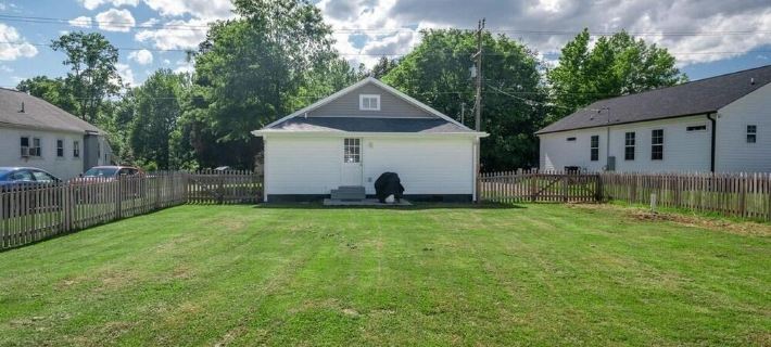 Charming 2-bedroom house with AC and WiFi in enjoyable China Grove Hotels in Rowan County