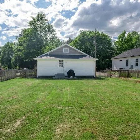 Charming 2-bedroom house with AC and WiFi in enjoyable China Grove