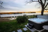 Luxe WATERFRONT Home - Welcome to The Foxtail