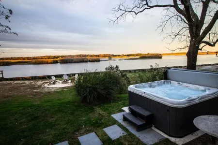 Luxe WATERFRONT Home - Welcome to The Foxtail