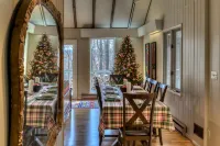 Coolfont 4 Bdrm, Lots of Beds! Cozy Wooded Cottage.