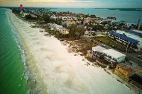 A+ Beachfront Location Bradenton Beach Anna Maria Island with Hot Tub