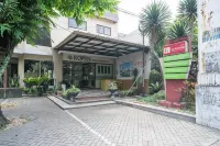 Urbanview Hotel de Kopen Malang by RedDoorz Hotels in Blimbing