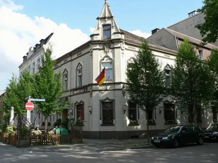 Stadt-Gut-Hotel Zum Rathaus Отели рядом с достопримечательностью «König Pilsener Arena»
