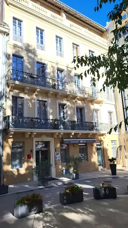 Square Hotel Отели в г. Ним