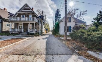 City Center Cottage Netflix, Mtns & Adventure!