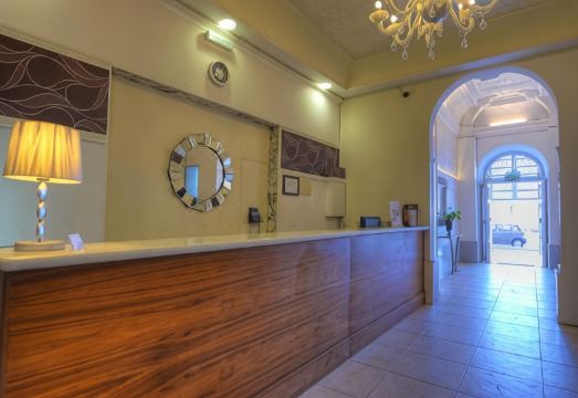 유로파 호텔 슬리마 근처 해안가 전경