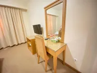 Lilianto Hotel Polewali Mitra RedDoorz - parkir
