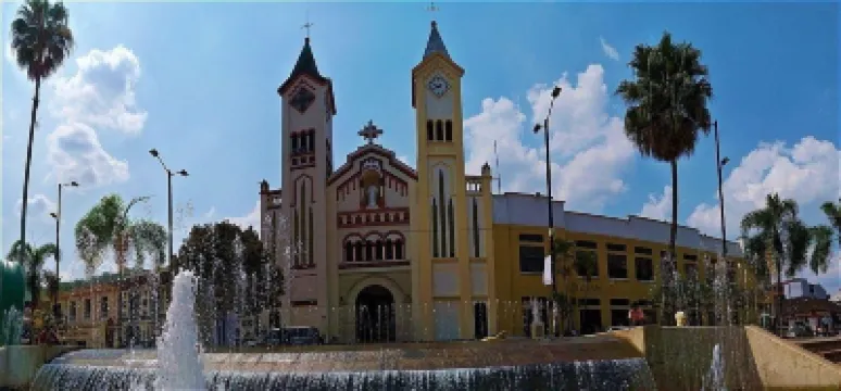 山腳下飯店 住宿飯店