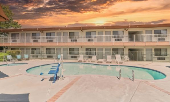 The Oakhurst Inn at Yosemite