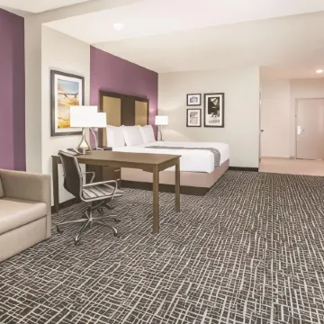 La Quinta Inn & Suites by Wyndham Dallas Plano - the Colony