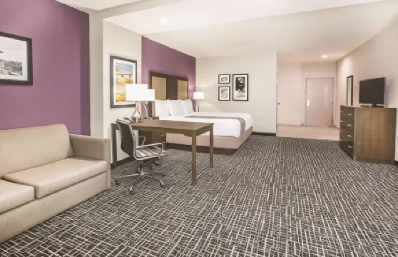 La Quinta Inn & Suites by Wyndham Dallas Plano - the Colony