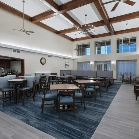 Homewood Suites by Hilton Fort Collins Отели рядом с достопримечательностью «Библиотека Каунсил Три»