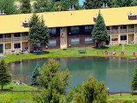 Family condo, walk to ski area, private fishing pond and playground Hotels in Red River