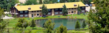 Family condo, walk to ski area, private fishing pond and playground