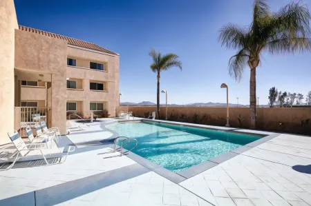 Studio 6 Suites Perris, CA Отели рядом с достопримечательностью «Orange Empire Railway Museum»