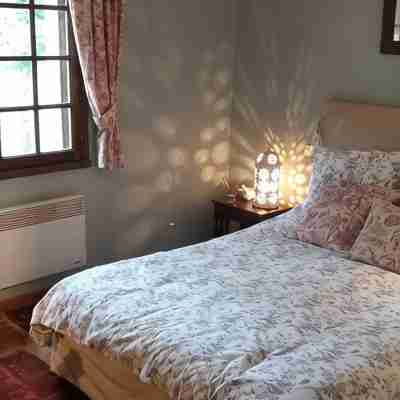 Provencal house in private wooded grounds with swimming pool and tennis court. Sleeps 5. Rooms