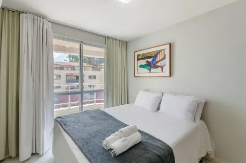 Apt w/ Balcony & View, Steps From the sea Opr0303