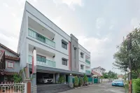 RedDoorz Plus at Buah Batu - Pensions