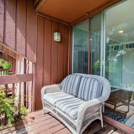 Studio in quite lake setting. Perfect for Golf, visit New Orleans or just relax.