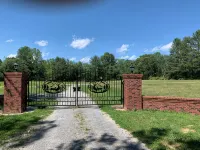Charming studio in beautiful Hendersonville with AC, WiFi, hot tub & gated