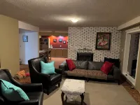 Cozy 2-bedroom apartment with WiFi, AC in amazing Penticton