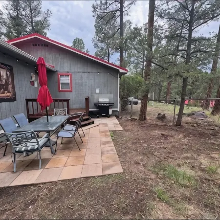 Charming 3-Bedroom Ruidoso Cabin in a Prime Location with AC & WiFi.