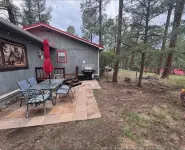 Charming 3-Bedroom Ruidoso Cabin in a Prime Location with AC & WiFi.