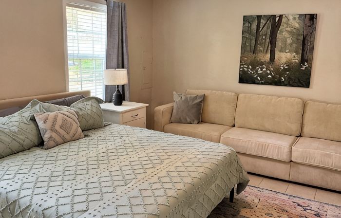 Cedar Creek Lakehouse: Firepit, Lake Access, Hot Tub, and Pet Friendly