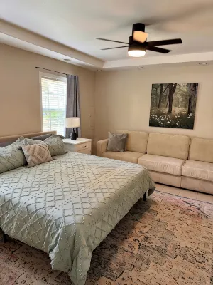 Cedar Creek Lakehouse: Firepit, Lake Access, Hot Tub, and Pet Friendly