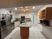 Large Spacious pool/patio with open concept near all amenities and best beaches. - Jacuzzi