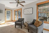 5 Minute Walk to Horse Creek Marina - 3-Star