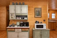 Cabin-Style Retreat/Firepit/Near Trail - 3-Star