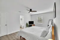 Relax and Unwind in 2 BR apt with Private Heated Pool - ที่มีสระว่ายน้ำ