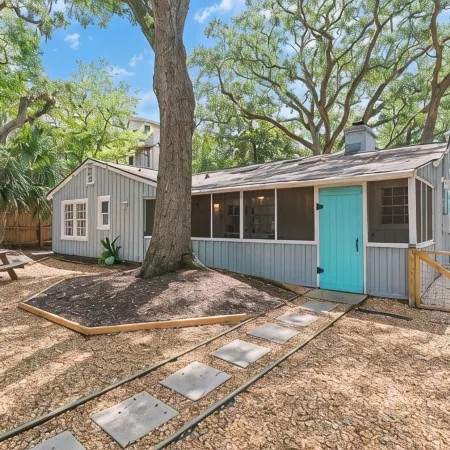 Oaks & Ocean Cottage - 3 Min from the Ocean, Restaurants and Shops