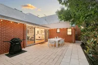 North Fremantle Retreat | Walk to Beach, River & Train - บังกะโล