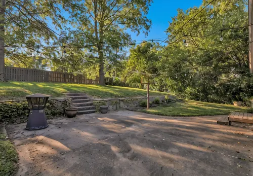 Stay in a charming 2-bedroom house in Omaha with WiFi, AC, and a peaceful vibe. - 방갈로