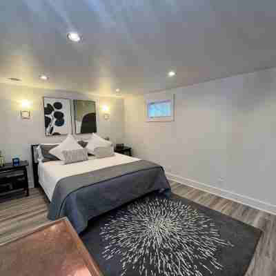 Spacious basement apt. Off-street parking, washer & dryer, kitchenette, sleeps 4 Rooms